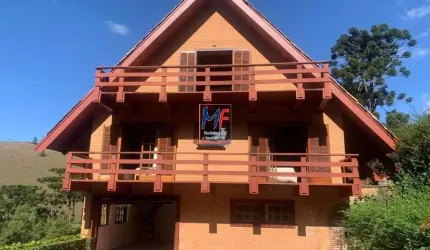 Excelente casa em condomínio fechado em Campos do Jordão/SP, 1.200 m² a.c., 7.400 m² a.t., 5 dormitórios (1 suíte), lareira, quadra de tênis, garagem coberta (REF 19.549)