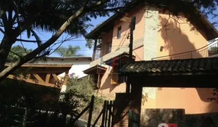 REF 16.870 - Belo sobrado em cond. fechado na Granja Viana II, 5 dormitórios (2 suítes), sala, cozinha, lavanderia, varanda, edícula e 5 vagas.