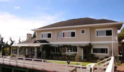 Excelente casa em cond. fechado em Campos de Jordão, com 2.500m² a.t., 450m² a.c., 6 quartos (6 suítes), dep. empregada, lazer (REF 17.374)