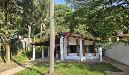 Excelente casa em condomínio em Cotia/SP, 240m² a.u., 3 dormitórios (1 suíte), sala, lareira, cozinha, copa, área de churrasco, quarto de ferramentas, 3 vagas (REF 20.237)
