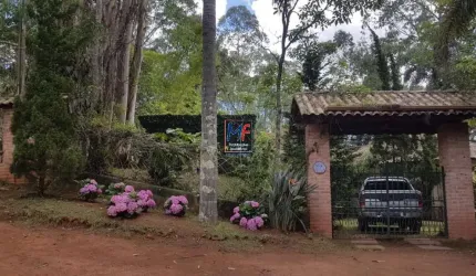 Excelente Casa em Condomínio localizado em Ibiúna, com 200 m²  a.c.,  7.000 m2 área total , 3 dorms., (sendo 1 suíte),  segurança 24h, lazer, lagos, arvores. REF: 20.251