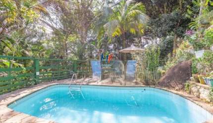 Excelente imóvel em Ilhabela/SP, 154 m² a.c., 5.500m² a.t.,  casa principal, 4 chalés, piscina. Prox. Praia Perequê (REF 20.589)