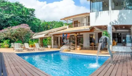 Excelente casa de alto padrão em cond. fechado na Ponta da Sela, Ilhabela/SP, com 382 m² a.c., 1000m² a.t., 4 dormitórios (4 suítes), piscina, vista para o mar (REF 20.580)