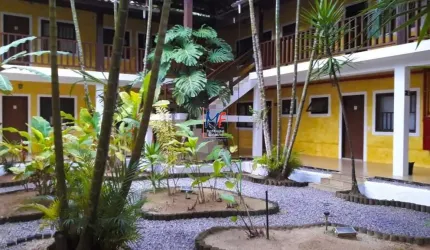 Excelente pousada em Ubatuba na Praia Lazaro altura km 64 e 63 com 2.000 m² construído, com 26 quartos tendo 40 m² cada.