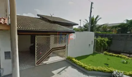 Casa no bairro Loteamento Villa Branca, com 3 dorms sendo 1 suíte, 2 vagas, 137 m² útil, 269 m² terreno. Aceita permuta. REF: 10.786