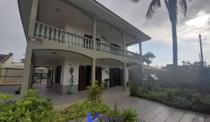 Sobrado com piscina próximo ao mar