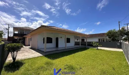 Casa de esquina no Balneário Ipanema