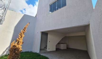Casa Independente de 2 qtos em ótima localização no B. Céu Azul - CA3186