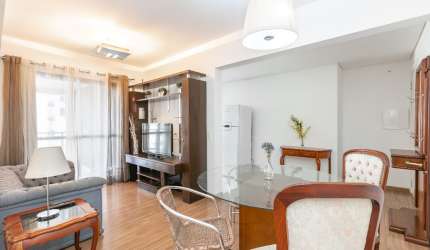 Apartamento 2 quartos, sacada com churrasqueira, próximo ao parque Barigui