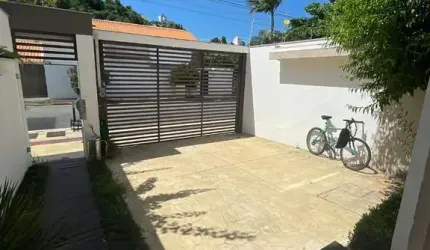 Casa Triplex Mobiliada com 03 Suítes Garagem para 02 carros e Bicicletário na Praia Brava