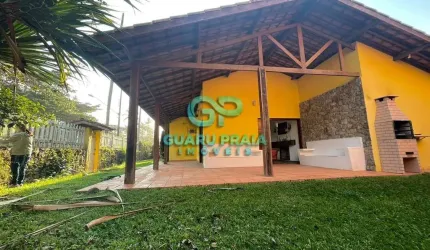 Casa ampla, térrea, 3 dormitórios sendo 2 suítes, sala para 2 ambientes com lareira, lavabo, cozinha, área de serviço, despensa