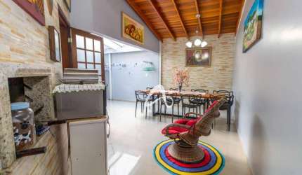 Sobrado triplex em condomínio à venda, com 4 quartos sendo 2 suítes, no Bairro Xaxim, Curitiba/PR.