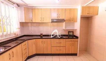 Sobrado semimobiliado em condomínio à venda, 3 quartos sendo 1 suíte, no Bairro Hauer, Curitiba/PR.