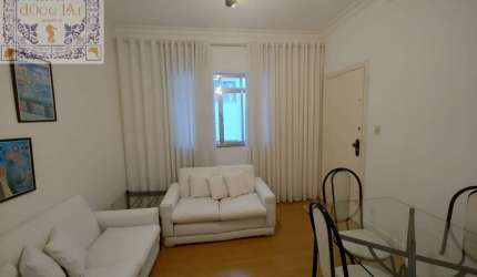 Venda de apartamento reformado com 2 quartos na Quadra da Praia da Aparecida em Santos / SP