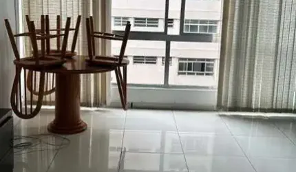 Apartamento à venda em Santos-SP, praia do Boqueirão: vista mar, 2 quartos, dependência de  empregada, 1 vaga, reformado. Aproveite!