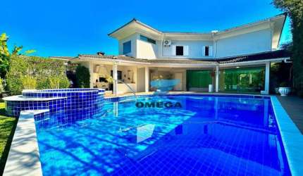 Casa no Acapulco à venda com 5 quartos sendo 4 suítes.