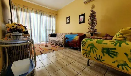 Apartamento com sacada na Praia das Astúrias à venda no Guarujá. Confortável, claro e arejado com ótima distribuição. Confira!