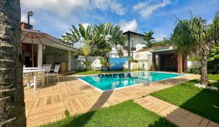 JARDIM ACAPULCO - Casa à venda com 4 suítes, piscina e churraqueira.