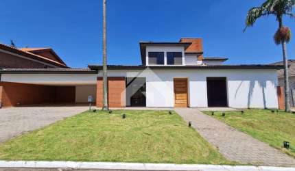 Luxuosa Casa em Alphaville: 4 Suítes e 620m² de Conforto