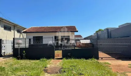 TERRENO CONTENDO UMA CASA, UMA CASA NOS FUNDOS E DUAS QUITINETES NO JD CANADA