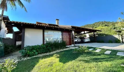 Casa térrea com amplo terreno no Saguaçú
