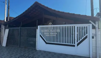 Casa geminada no Maracanã, Praia Grande/SP 02 Dormitórios com 1 Suíte, sala ampla, cozinha espaçosa com 02 vagas de garagem, área externa com churrasqueira