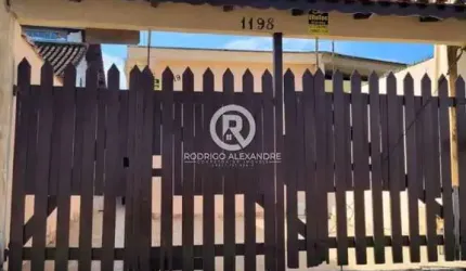 Casa à Venda em Mongaguá - 3 Dormitórios, Piscina e Churrasqueira por R$ 286.000