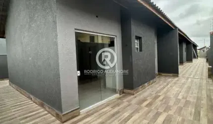 Casa à Venda em Itanhaém - 2 Dormitórios, Suíte, Piscina e Garagem por R$ 239.000