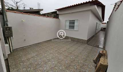 Casa Geminada à Venda em Mongaguá - 2 Dormitórios, Piscina e Espaço Gourmet por R$ 289.000!