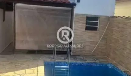 Sobrado à Venda em Itanhaém - 2 Dormitórios, Piscina e Garagem por R$ 370.000