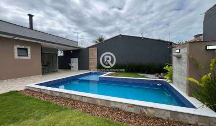 Casa à Venda em Itanhaém: 3 Dormitórios, 2 Suítes, Piscina e Churrasqueira - R$ 600.000