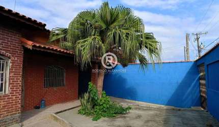 Casa à Venda em Itanhaém: 2 Dormitórios, Suíte, Piscina e 4 Vagas por R$ 600.000