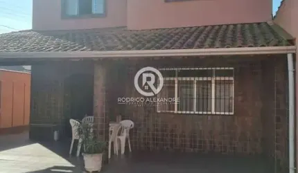 Casa à Venda em Itanhaém - 4 Dormitórios, 1 Suíte, Churrasqueira e Garagem para 8 Veículos