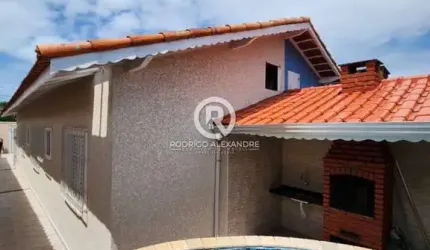 Charmosa Casa à Venda em Nova Itanhaém com 2 Dormitórios, Suíte e Piscina – R$ 375.000