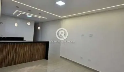 Casa à Venda em Mirim, Praia Grande - 2 Suítes, Churrasqueira e Garagem por R$ 597.000
