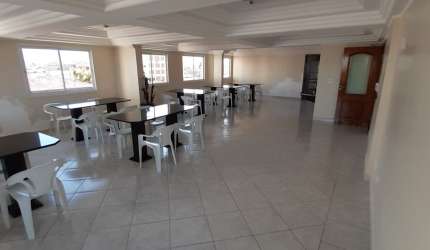 Lindo apto 2 dorms, suite, lazer completo, vista permanente para o mar, no centro da Vl. Caiçara.