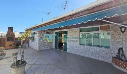 Cobertura ampla, 236m², 6 dormitórios, 3 banheiros sociais.