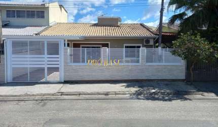 Casa com 2 quartos à venda na Rua das Perobas, 87, Madri, Palhoça por R$ 480.000