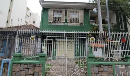 CASA COM LAREIRA EM EXCELENTE LOCALIZAÇÃO