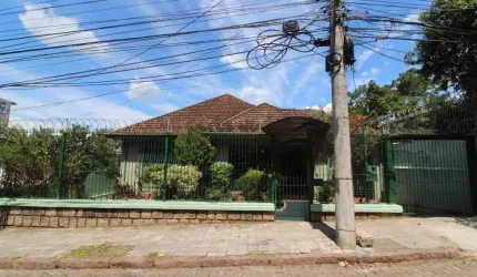 CASA REFORMADA DE 03 DORMITÓRIOS