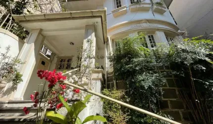 Casa com dois pavimentos em excelente localização