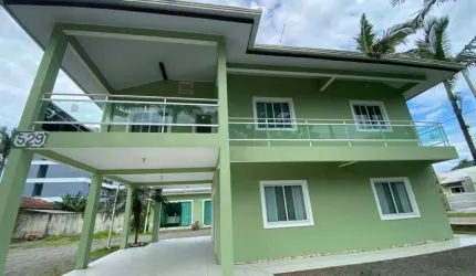 Vende-se sobrado com 157m² em um terreno de 768m² a 500 metros da praia de Itapoá/SC!