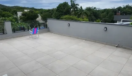Casa nova na praia do Estaleiro a 650 m da praia