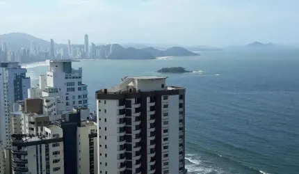 EMBRAED Vila Serena ANDAR ALTO, mobiliado e equipado na quadra mar Barra Sul com 4 suítes 3 vagas