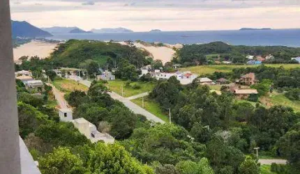Casa nova, escriturada, na lraia do Siriú em210 m2 vista do mar, do Sul da ilha de Florianópolis e da praia da Guarda do Embaú terreno com 1000 m2 Siriú Garopaba - SC