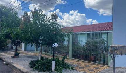 Casa com Muito espaço em Maringa