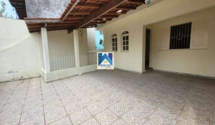 Acesso a casa tem escadas. Garagem fica em baixo. Proximidades: Bares e Restaurantes, Escola, Farmácia, Shopping Center,