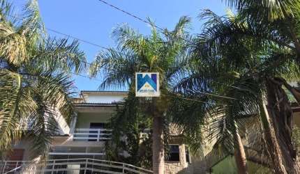 Com 4 dormitórios, sendo 4 suítes, possui 7 banheiros, 5 vagas de garagem, 4 salas, encontra-se mobiliado, localizado em