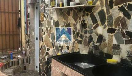 A casa está à disposicão para seu conforto, possui 2 dormitórios, 2 banheiros, 1 garragem, 1 sala e tudo isso para aconchego da sua família, e com uma bela vista, tem uma àrea espa