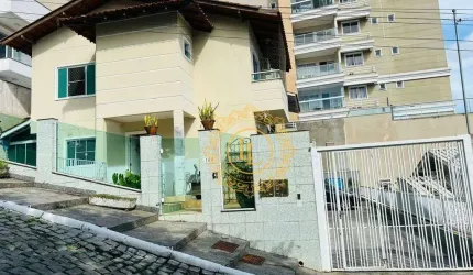 Casa em Camboriú com 03 dormitórios e Piscina!